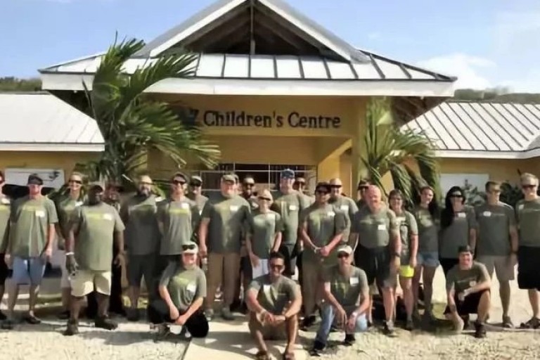 前往牙买加的CORRECT CRAFT 员工——努力”让生活更美好”