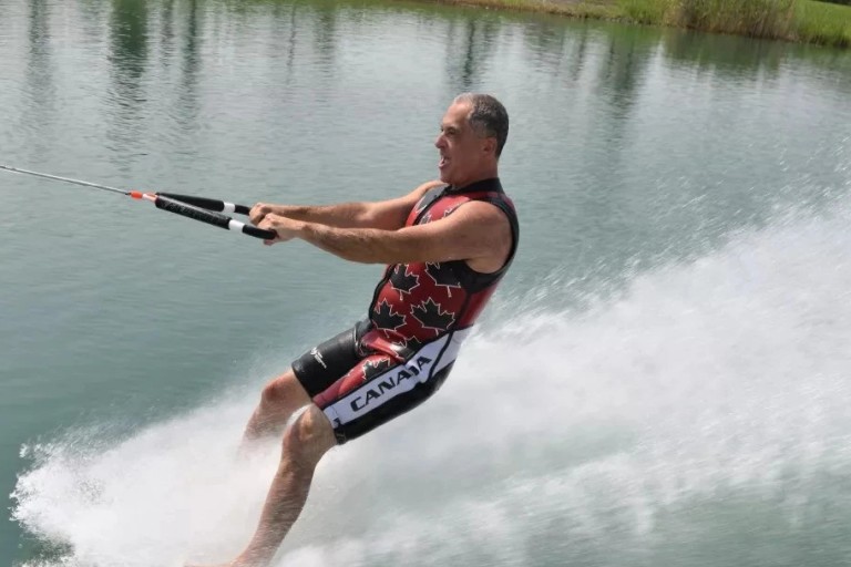 IWWF主席用赤脚展示滑水运动